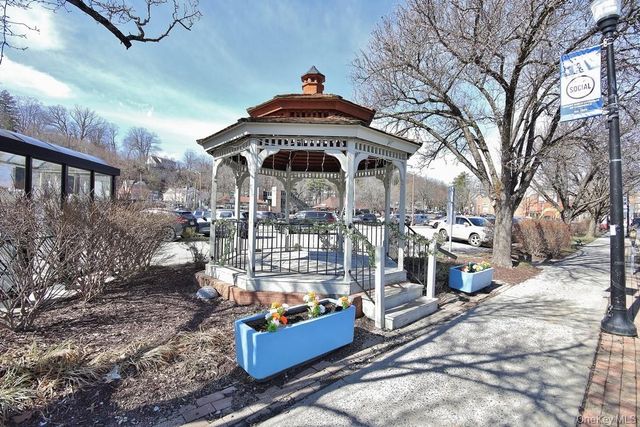 25 Stewart Place 412, Mount Kisco, NY 10549