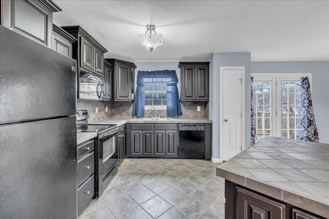 564 Indian Springs Cir, Manchester, TN 37355