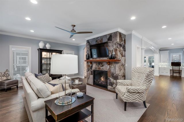 323 Terry Avenue, Rochester, MI 48307