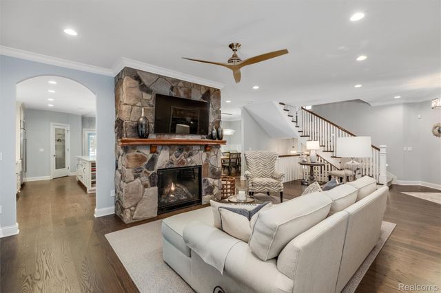 323 Terry Avenue, Rochester, MI 48307