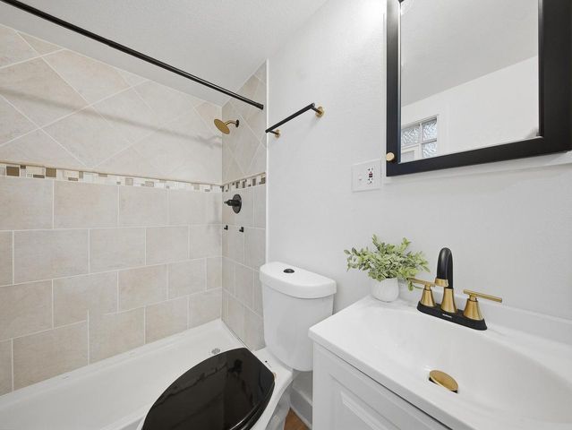 4626 N River Park BOULEVARD, Milwaukee, WI 53209