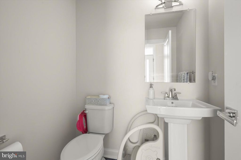 Image 18 of property listing at 10911 BECKENHAM ST, Middle River, MD 21220