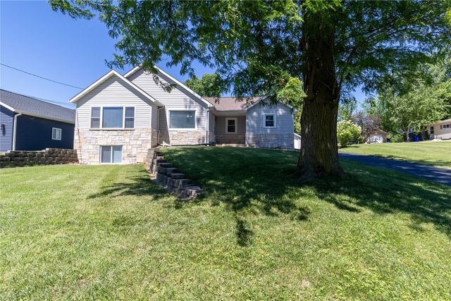 1230 Belmont Parkway NW, Cedar Rapids, IA 52405