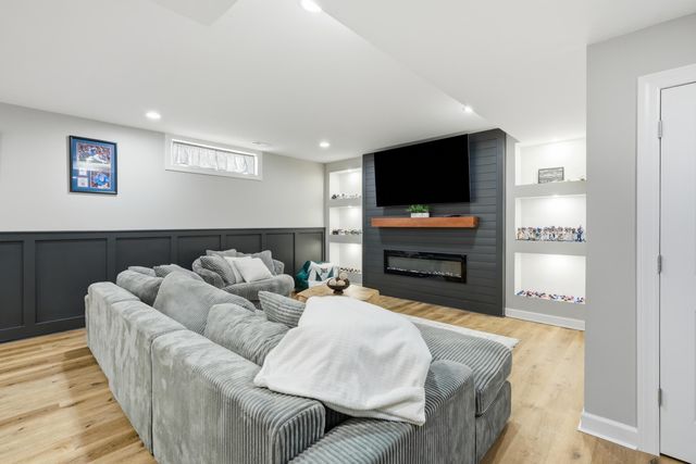 2047 Louis Drive, Crown Point, IN 46307