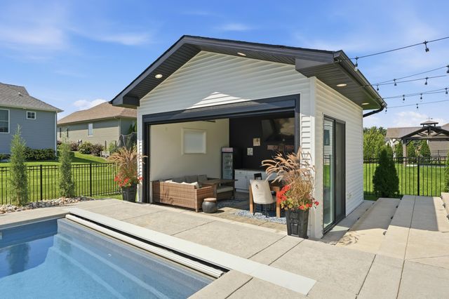 2047 Louis Drive, Crown Point, IN 46307