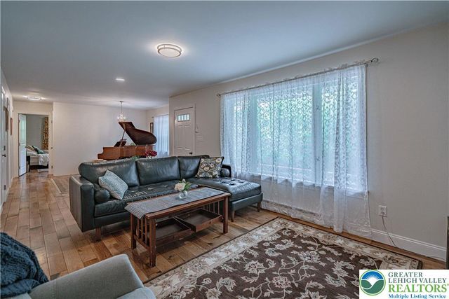 1135 Poplar Valley Road East, Stroud Twp, PA 18360