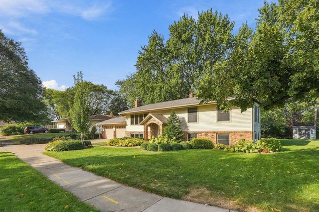 2749 Hilltop Court, North Saint Paul, MN 55109