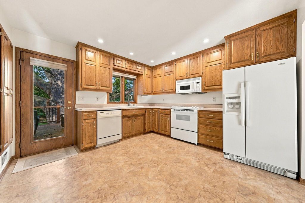 2749 Hilltop Court, North Saint Paul, MN 55109 — photo 4
