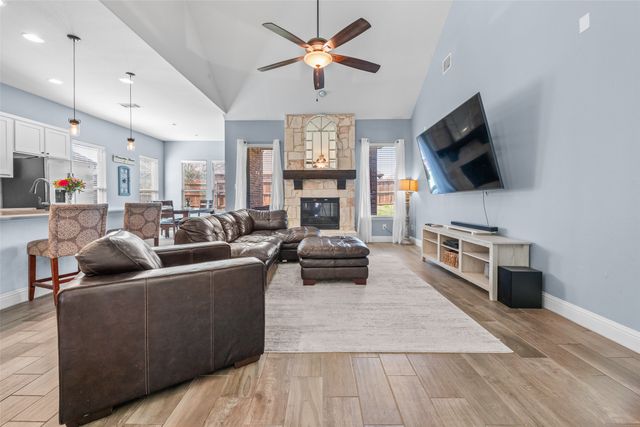 15529 Pioneer Bluff Trail, Fort Worth, TX 76262