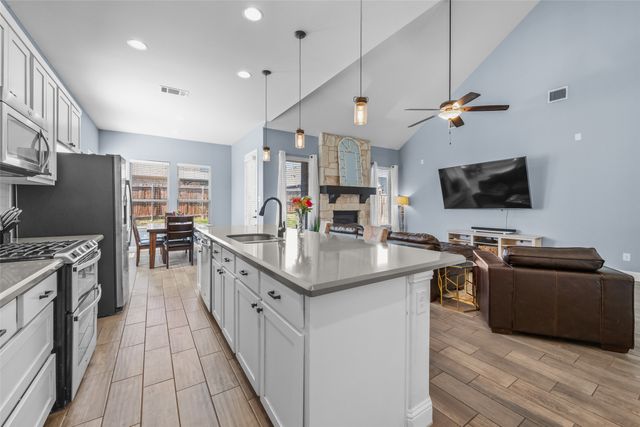 15529 Pioneer Bluff Trail, Fort Worth, TX 76262