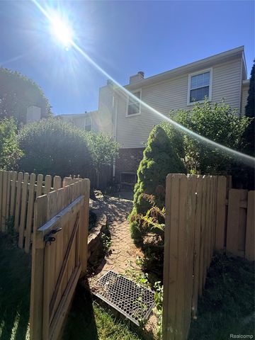 5784 Northfield Parkway, Troy, MI 48098