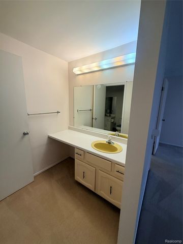 5784 Northfield Parkway, Troy, MI 48098