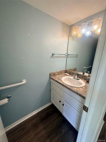 5784 Northfield Parkway, Troy, MI 48098