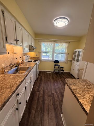 5784 Northfield Parkway, Troy, MI 48098