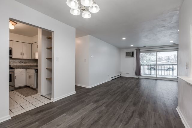 5510 LINCOLN Avenue 101, Morton Grove, IL 60053