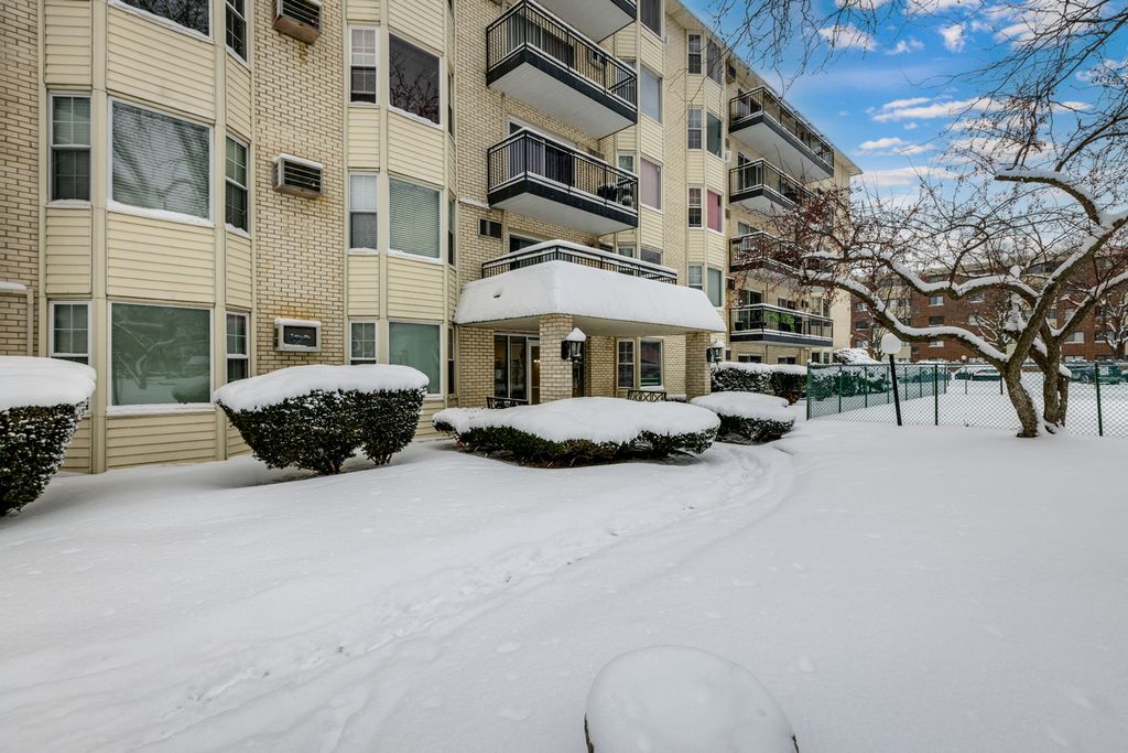 5510 LINCOLN Avenue 101, Morton Grove, IL 60053
