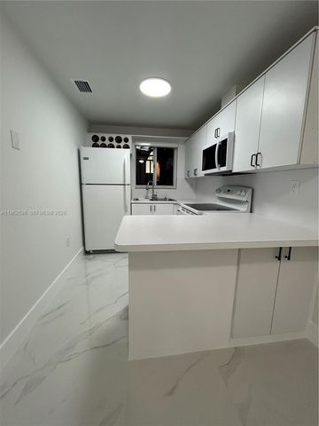 8079 NW 8th St 10, Miami, FL 33126