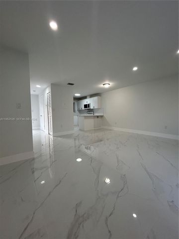 8079 NW 8th St 10, Miami, FL 33126