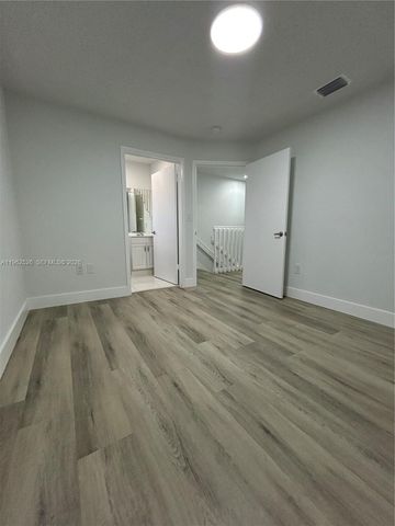 8079 NW 8th St 10, Miami, FL 33126