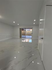 8079 NW 8th St 10, Miami, FL 33126