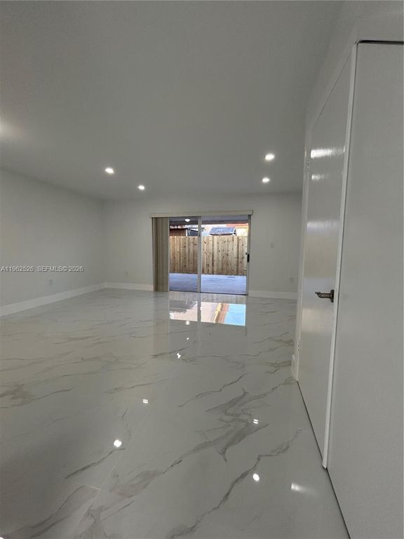 8079 NW 8th St 10, Miami, FL 33126