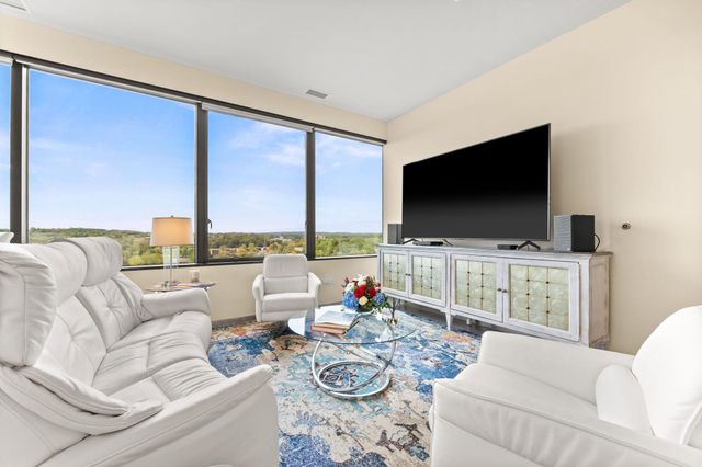 5601 Smetana Drive 918, Minnetonka, MN 55343