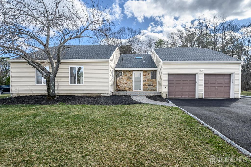 42 Mariposa Place, Old Bridge, NJ 08857
