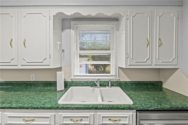 800 Creekside Drive, High Point, NC 27262