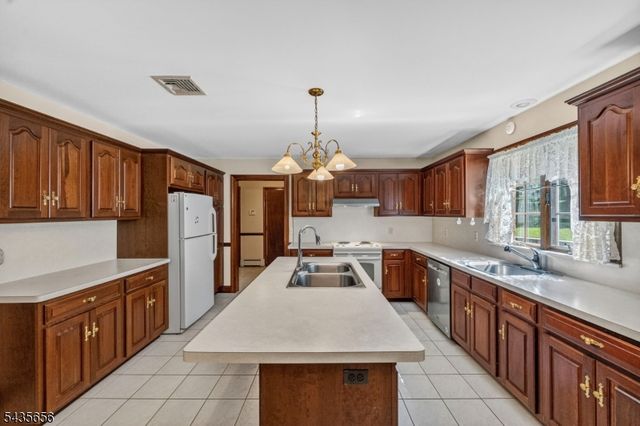 136 Henderson Rd, West Milford Twp., NJ 07460