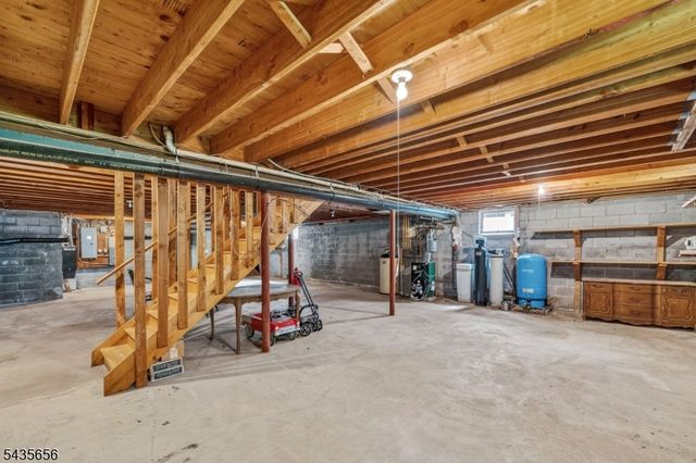 136 Henderson Rd, West Milford Twp., NJ 07460