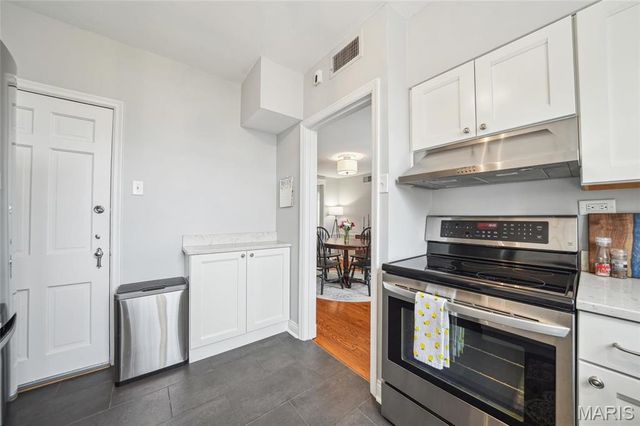 921 S Hanley Road F, Clayton, MO 63105