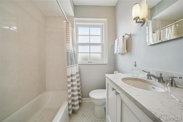 921 S Hanley Road F, Clayton, MO 63105