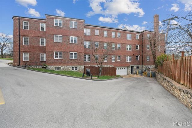 921 S Hanley Road F, Clayton, MO 63105