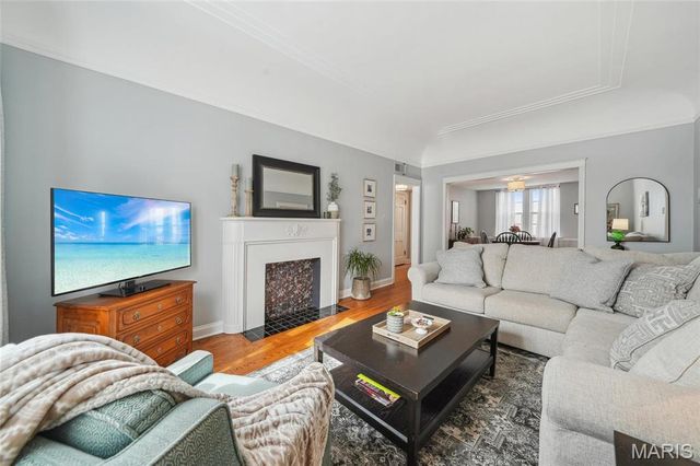 921 S Hanley Road F, Clayton, MO 63105