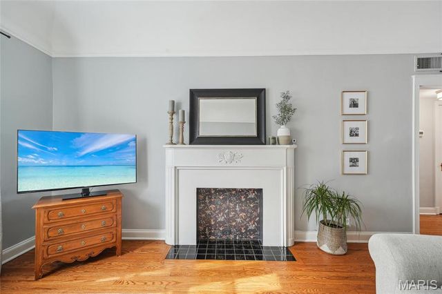 921 S Hanley Road F, Clayton, MO 63105