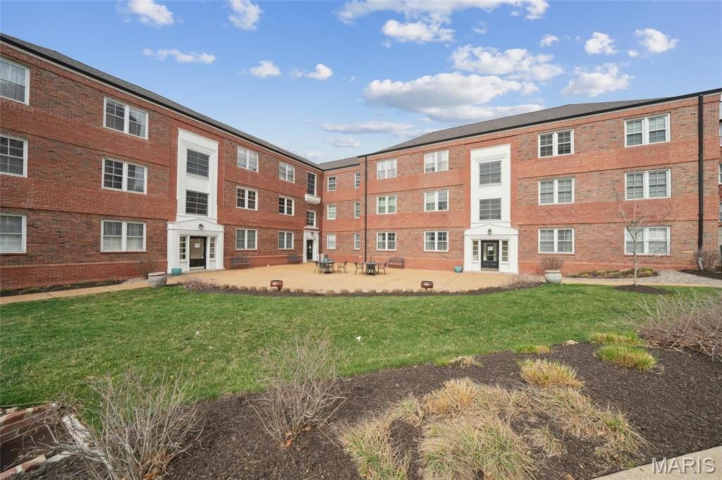 921 S Hanley Road F, Clayton, MO 63105