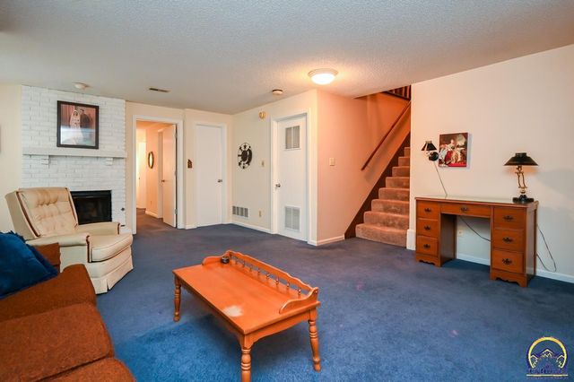 2236 SW Westport SQ, Topeka, KS 66614