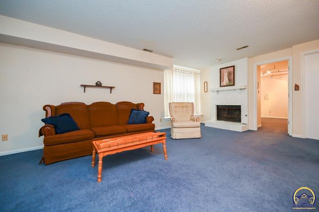 2236 SW Westport SQ, Topeka, KS 66614