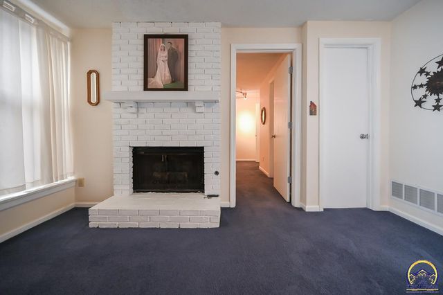 2236 SW Westport SQ, Topeka, KS 66614