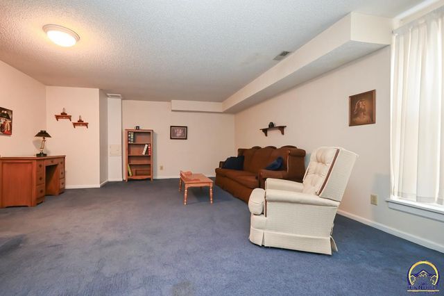 2236 SW Westport SQ, Topeka, KS 66614