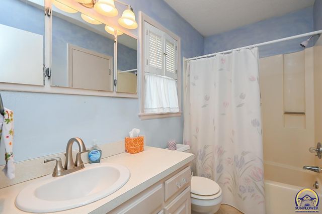 2236 SW Westport SQ, Topeka, KS 66614