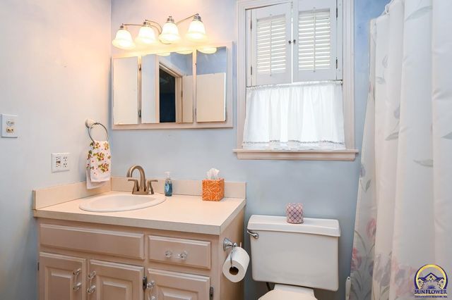 2236 SW Westport SQ, Topeka, KS 66614