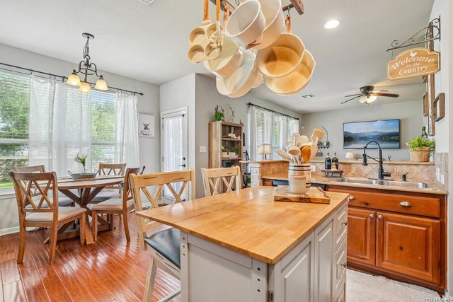 990 OAK PARK, Schertz, TX 78154