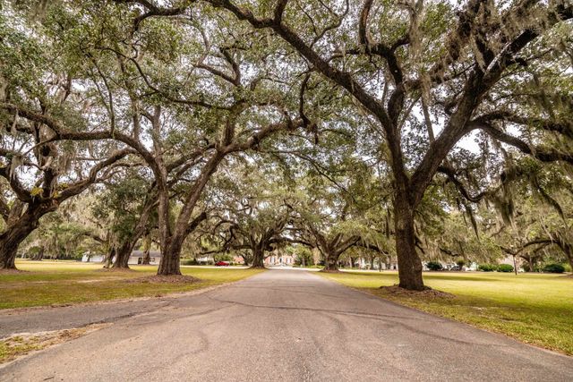 75 Pine Grove Ln., Georgetown, SC 29440