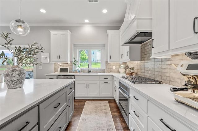 11563 S Montclaire Drive, Olathe, KS 66061