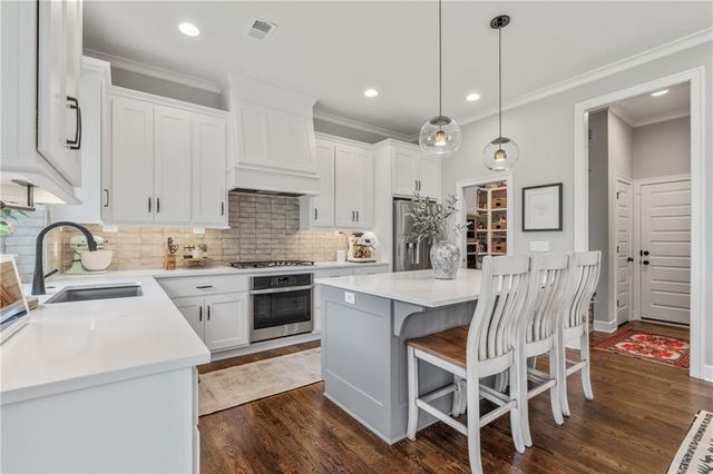 11563 S Montclaire Drive, Olathe, KS 66061