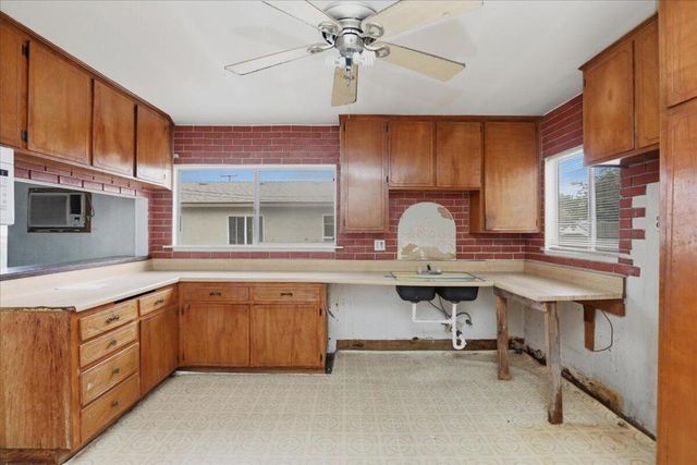 1079 Magnolia Avenue W, San Bernardino, CA 92411