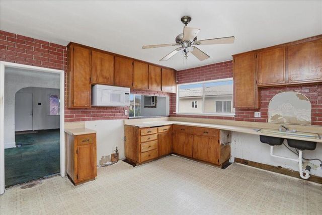 1079 Magnolia Avenue W, San Bernardino, CA 92411