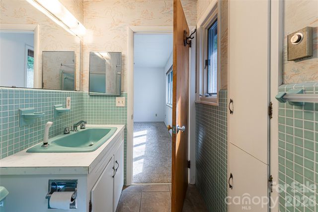 180 Lakewood Drive, Asheville, NC 28803