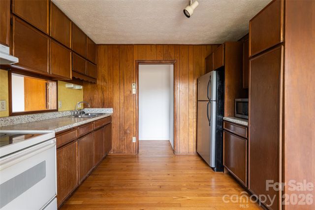 180 Lakewood Drive, Asheville, NC 28803